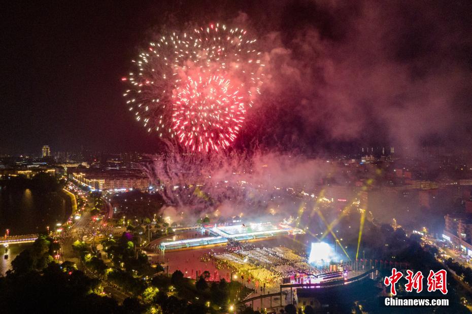 蓮花観光文化フェスの開幕祝う華麗な夏の花火ショー　江西省広昌