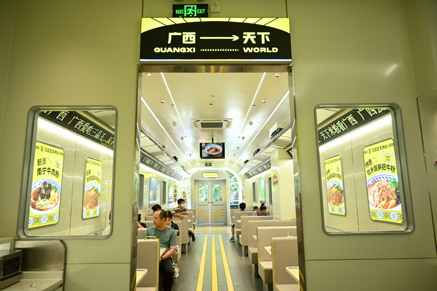 7月17日、広西壯（チワン）族自治區(qū)南寧市に登場した高速鉄道車両をテーマにしたビーフン店（寫真著作権は東方ICが所有のため転載禁止）。