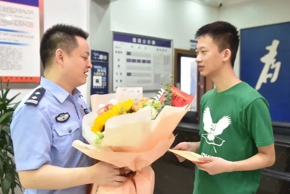 清華大の合格通知を手に男子高校生が駆け込んだ先は？　重慶