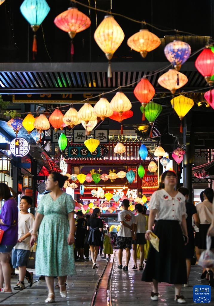 ナイトタイムエコノミーで賑わう罍街　安徽省合肥