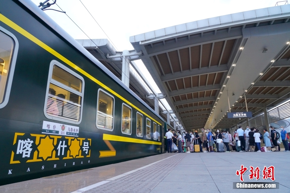 直通特快観光列車「カシュガル號」第1便がカシュガルに到著　新疆