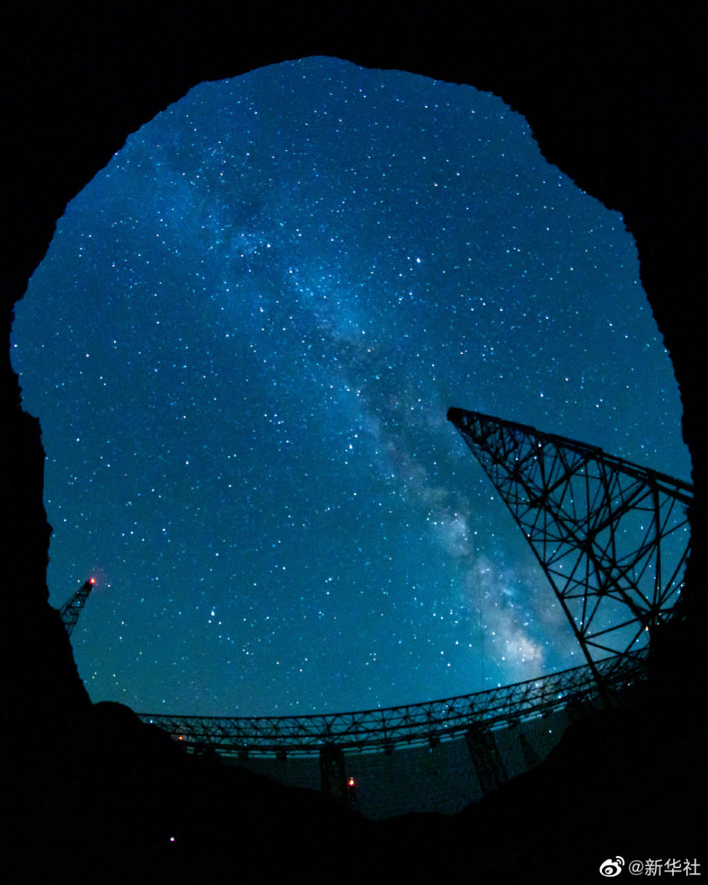 星が瞬く空の下にある「中國天眼」の美しさ