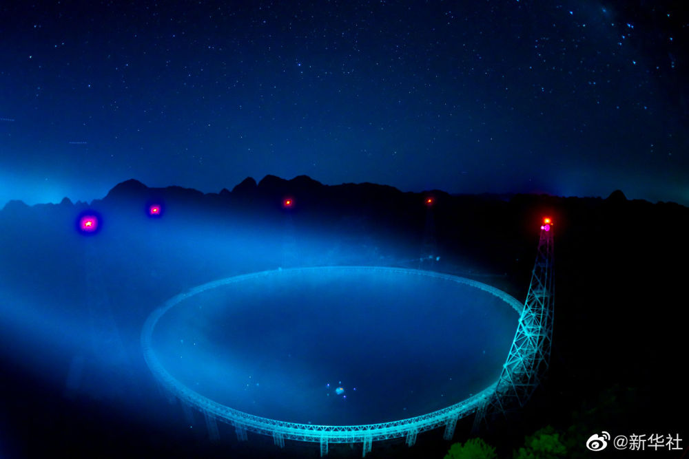 星が瞬く空の下にある「中國(guó)天眼」の美しさ