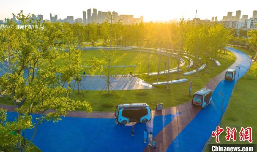 無人運(yùn)転観光カー登場(chǎng)　湖北省襄陽市