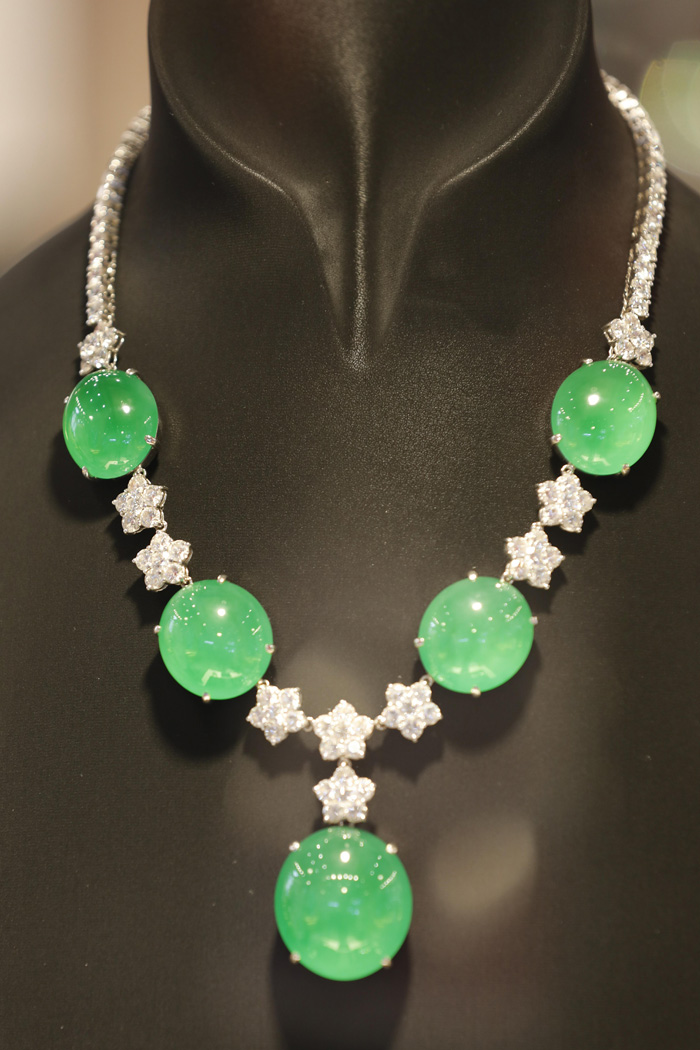 7月26日、消博會(huì)2號(hào)館にお目見(jiàn)えした販売価格3億元（1元は約20.3円）のヒスイのジュエリーセット（寫(xiě)真提供?消博會(huì)）。