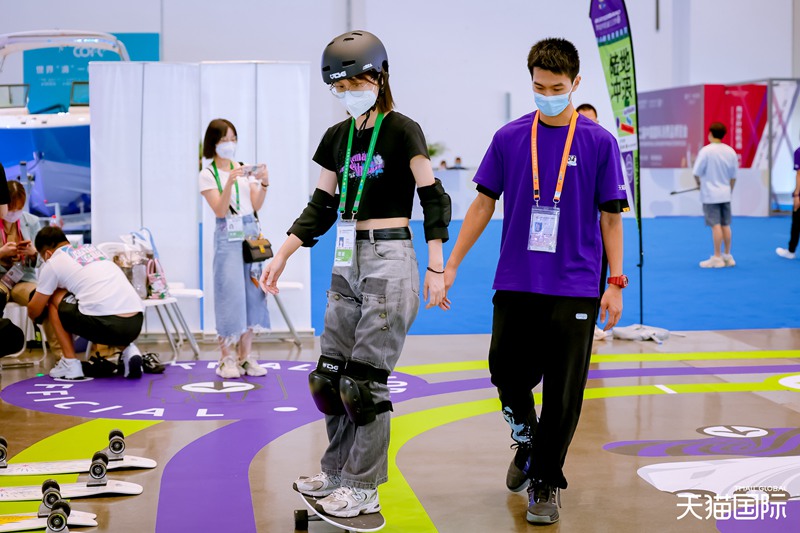 「サーフスケート」を體験する來(lái)場(chǎng)者（寫(xiě)真提供?天貓國(guó)際）。