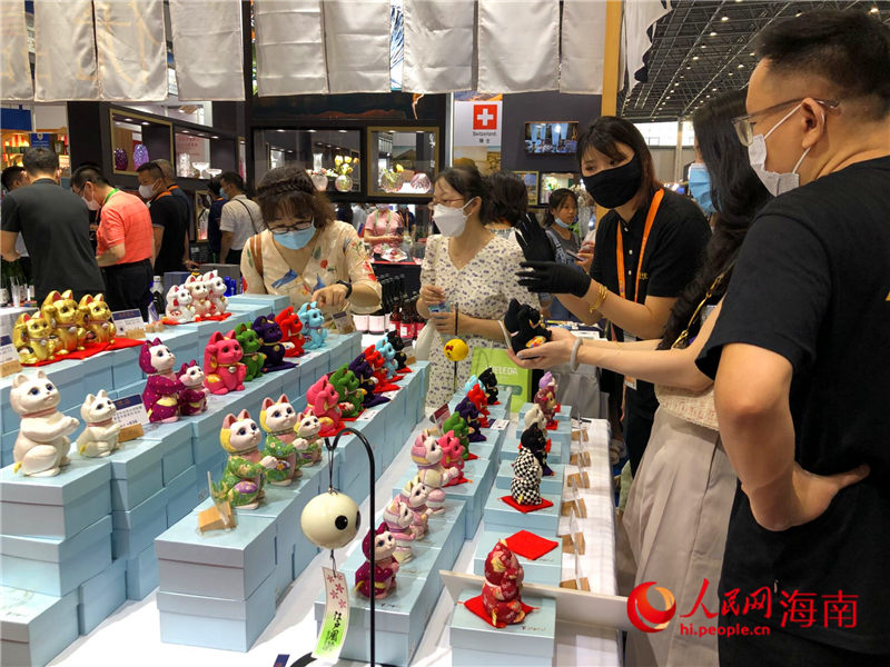 ジャパン?パビリオンで商品を選ぶ來(lái)場(chǎng)者（撮影?宋彤桐）。