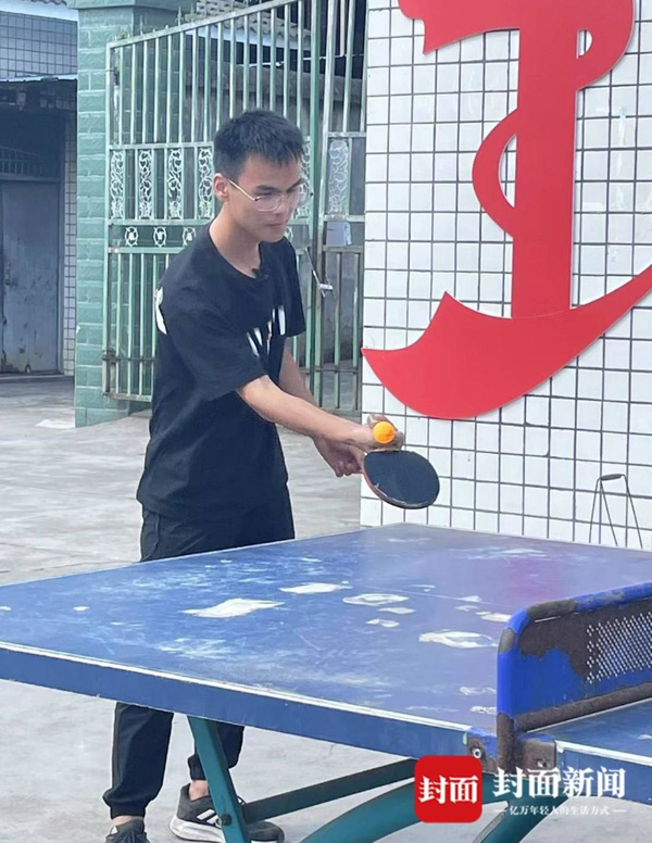 老人ホームで育った男の子が、10年間の苦學(xué)経て醫(yī)大に合格　四川省