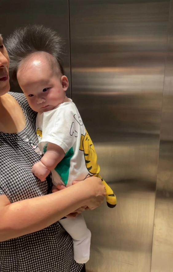 父譲り？個(gè)性的なヘアスタイルで話題になってしまった赤ちゃん　広西