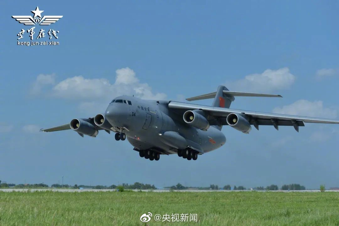 空軍の大型輸送機「運-20」に乗って大學(xué)に降り立ち入學(xué)手続き