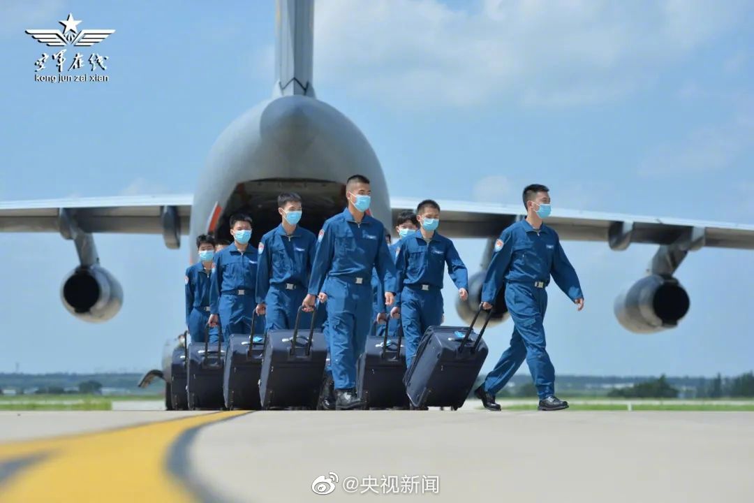 空軍の大型輸送機(jī)「運-20」に乗って大學(xué)に降り立ち入學(xué)手続き