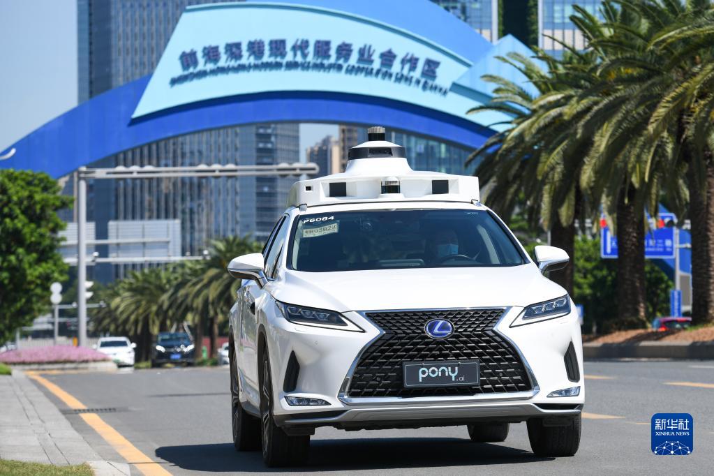 8月1日、道路を走行する小馬智行の自動運転車（撮影?梁旭）。