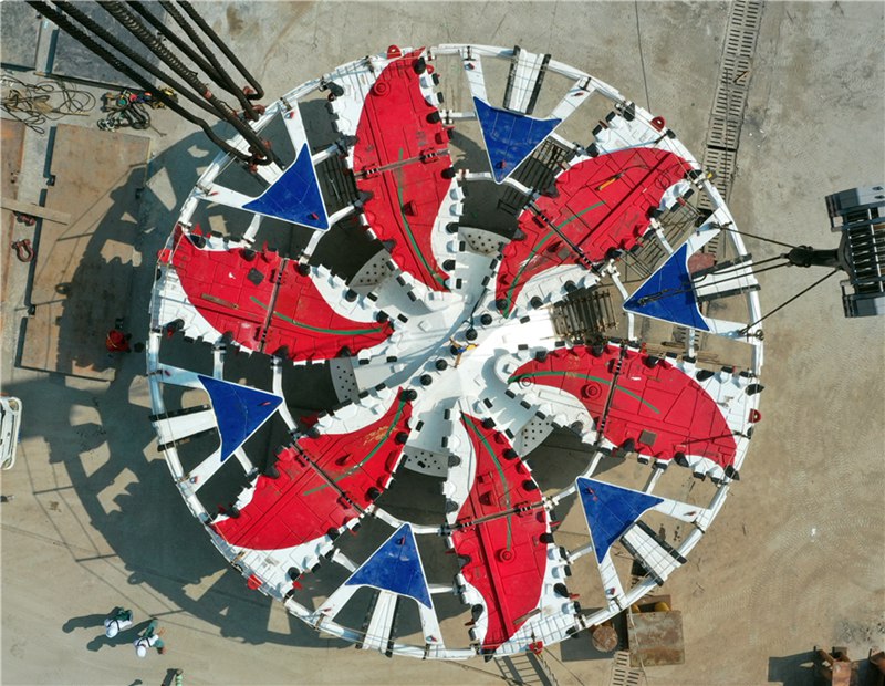 大直徑トンネル掘削機「申通號」、カッターヘッドのプレ組立が完了