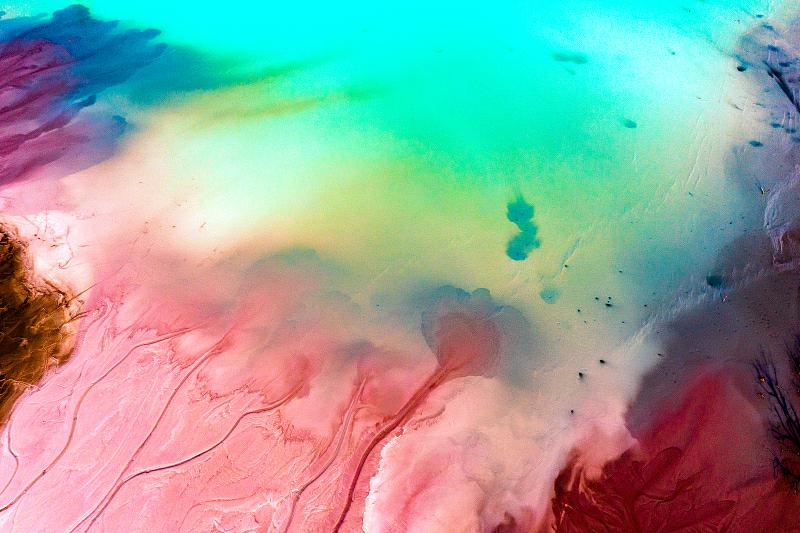 カラフルな水彩畫のような景色広がる湖北省黃石市の鉱滓ダム