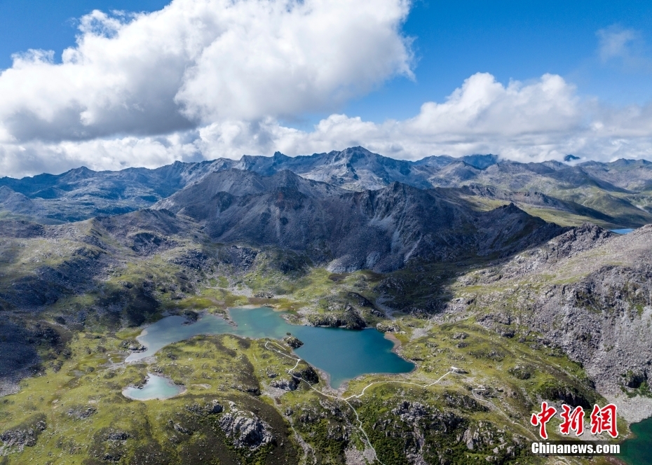 サファイアのような夏の措瓊海（撮影?陳先林）。