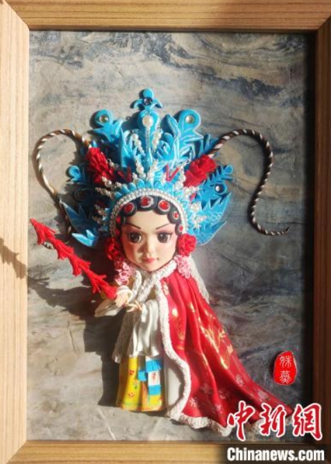 何秀萍さんが制作した作品「穆桂英掛師」（撮影?張萌）。