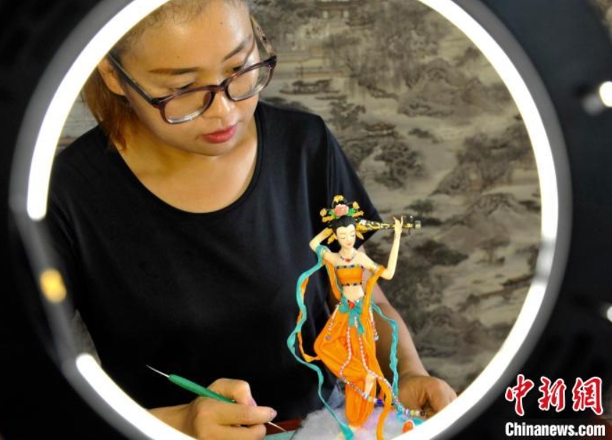 しん粉細工職人の指先から生み出されるリアルな作品　河北省