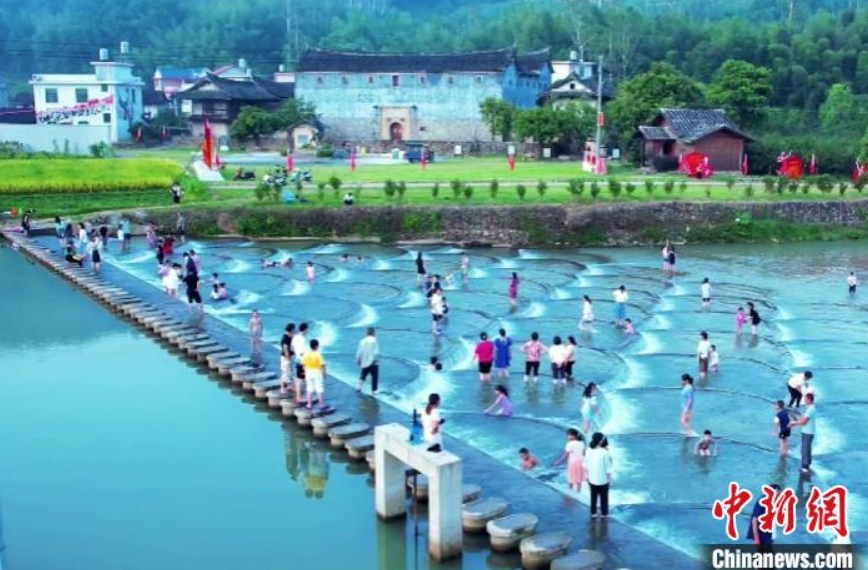 魚のウロコ型のダムが夏の避暑人気スポットに　福建省