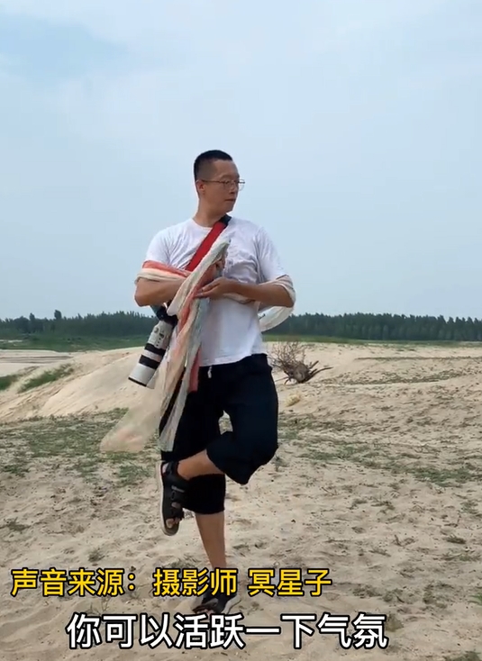 ポージング指導(dǎo)がすごすぎるカメラマンが話題に　河北省