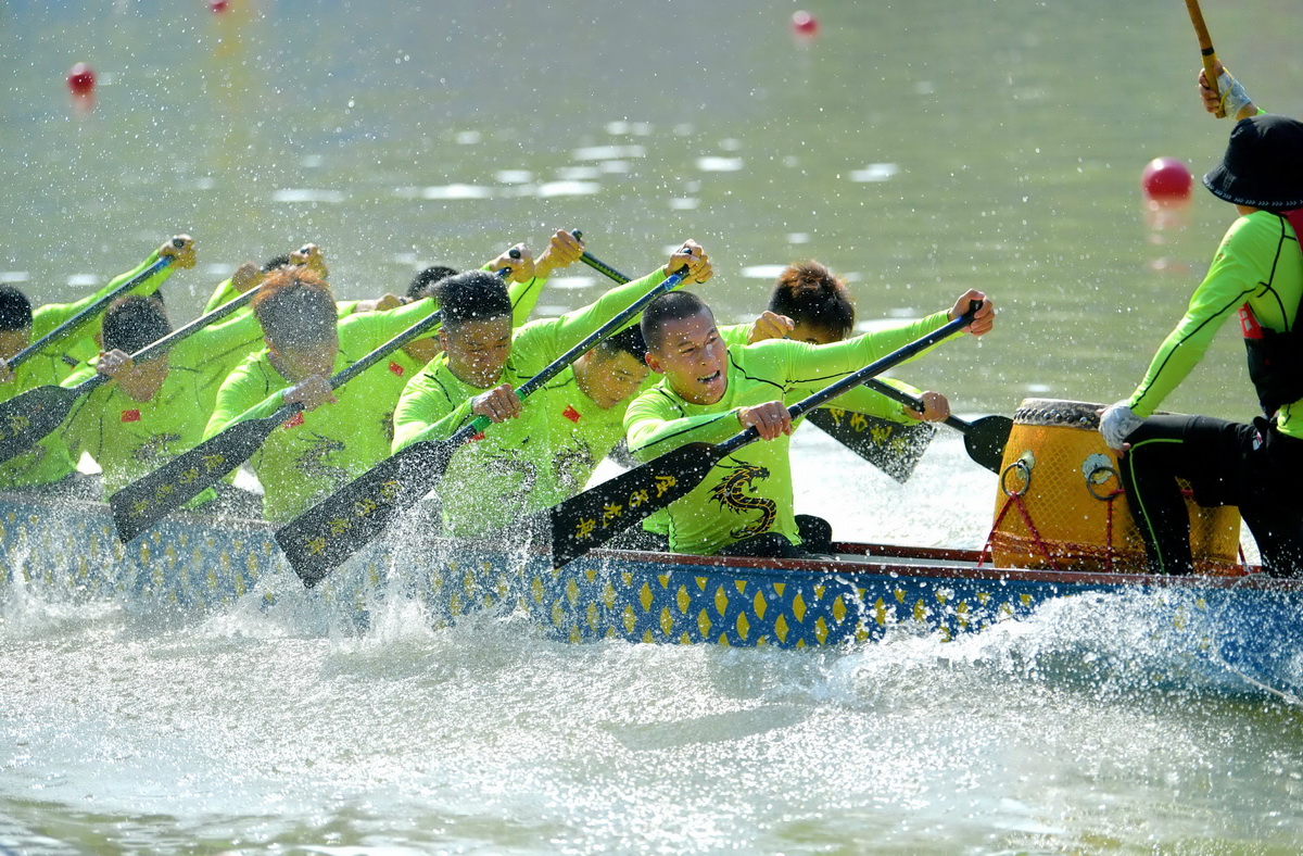 夏をさらに盛り上げるドラゴンボートレース　湖北省
