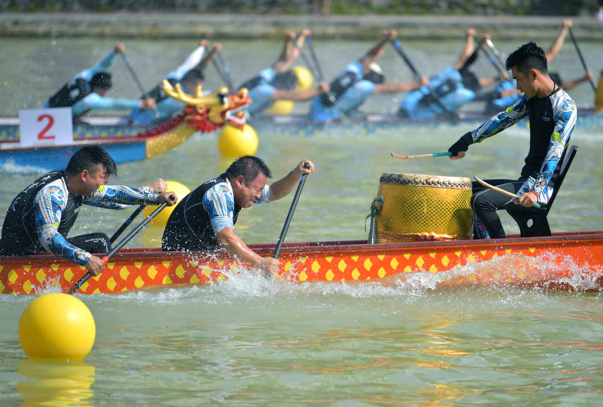夏をさらに盛り上げるドラゴンボートレース　湖北省
