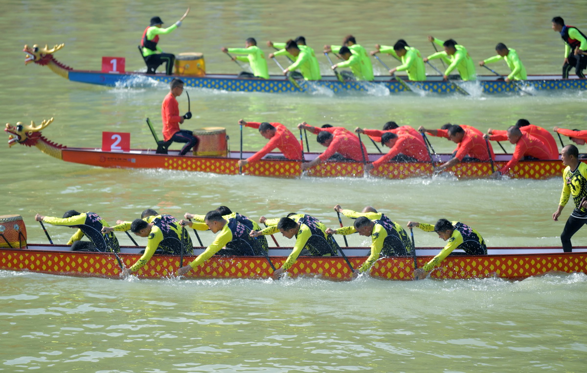 夏をさらに盛り上げるドラゴンボートレース　湖北省