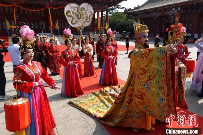 中國のバレンタインデー?七夕に古都で伝統(tǒng)的な結(jié)婚式　陝西省西安