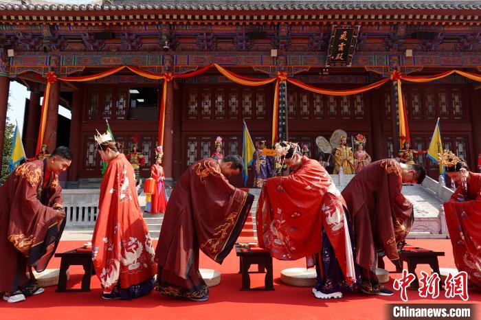 中國のバレンタインデー?七夕に古都で伝統(tǒng)的な結(jié)婚式　陝西省西安