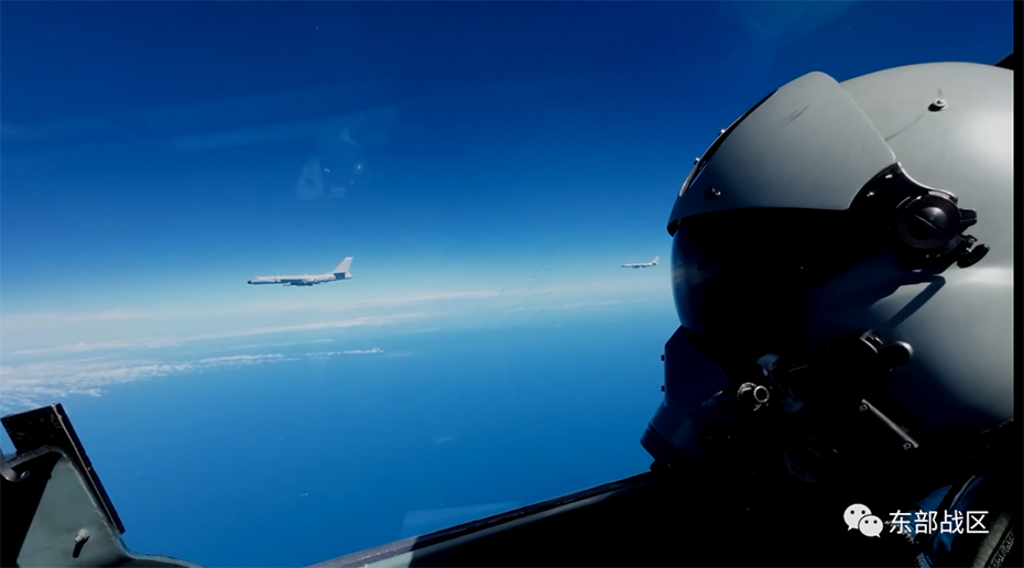 東部戦區(qū)の爆撃機(jī)編隊(duì)複數(shù)が臺(tái)灣海峽を南北から同時(shí)に通過