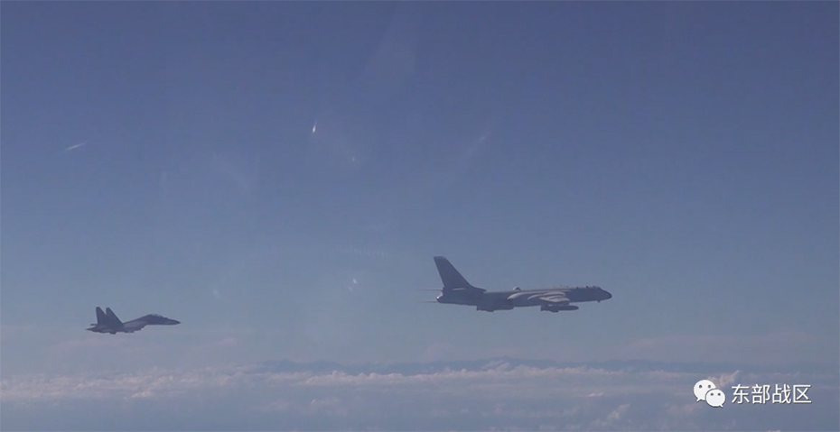 東部戦區(qū)の爆撃機(jī)編隊(duì)複數(shù)が臺(tái)灣海峽を南北から同時(shí)に通過