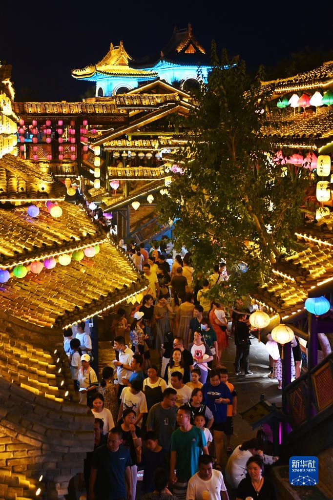 燦然と輝く煙火巷子のナイトタイムエコノミー　陝西省周至