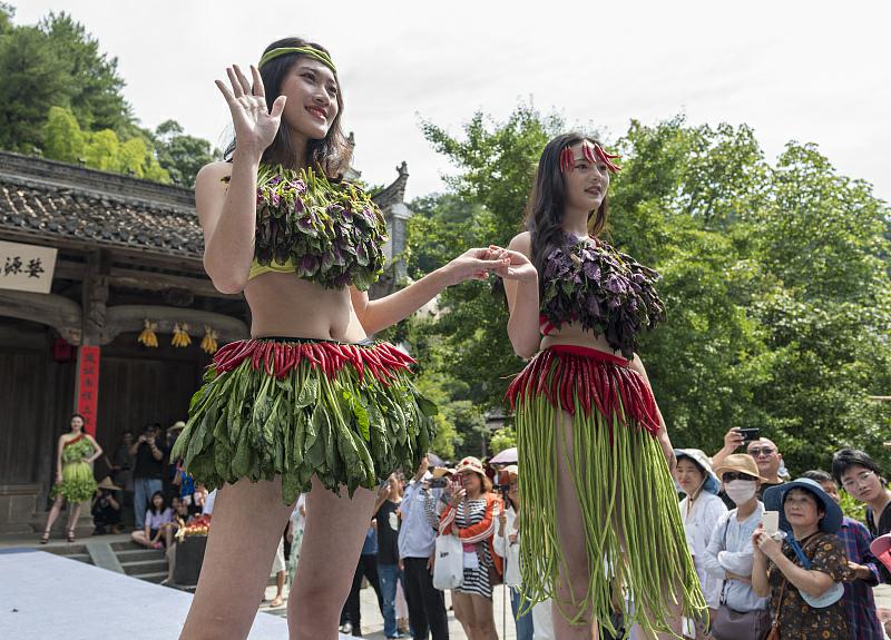 8月7日、江西省上饒市婺源県江灣鎮(zhèn)にある篁嶺古村で行われた一風(fēng)変わったファッションショーで野菜で作られた衣裝を身につけたモデルたち（寫真著作権はCFP視覚中國が所有のため転載禁止）。