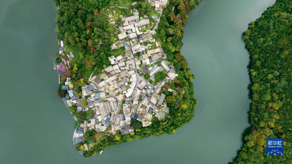 8月6日、「鎮(zhèn)山國際映像ウィーク」が開幕した貴州省貴陽市花渓區(qū)石板鎮(zhèn)鎮(zhèn)山村（ドローンによる撮影?楊楹）。