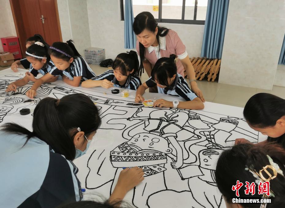 教員と児童が長(zhǎng)さ2.4メートルの「點(diǎn)米畫(huà)」を制作　広西