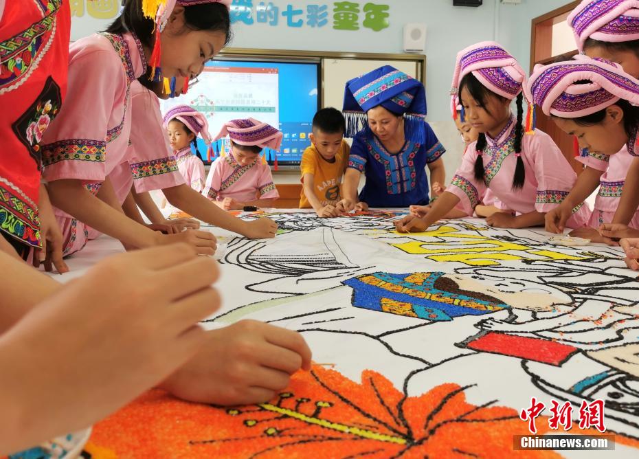 教員と児童が長さ2.4メートルの「點米畫」を制作　広西