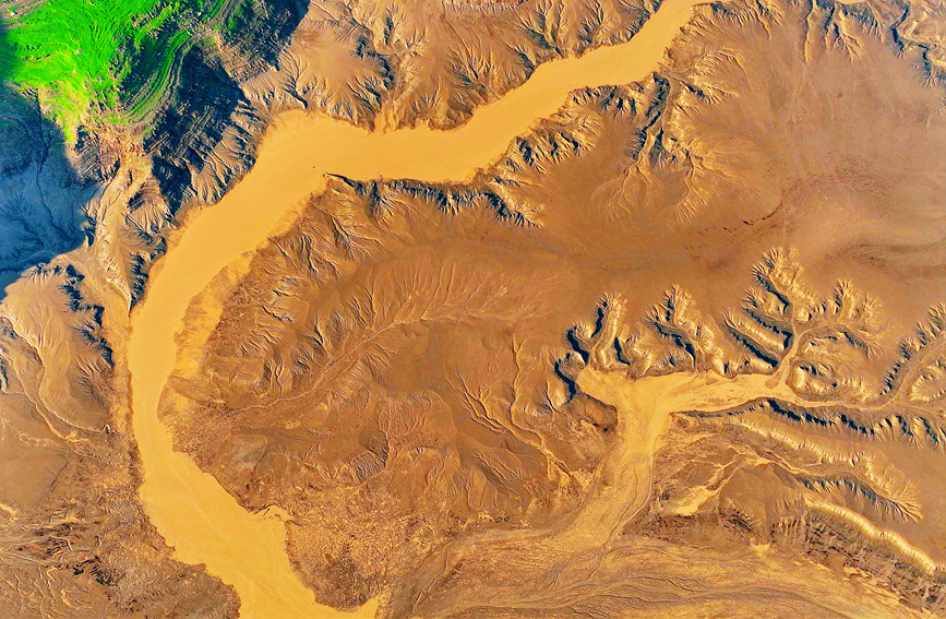 カラフルな黃河の流れ　河南省河洛