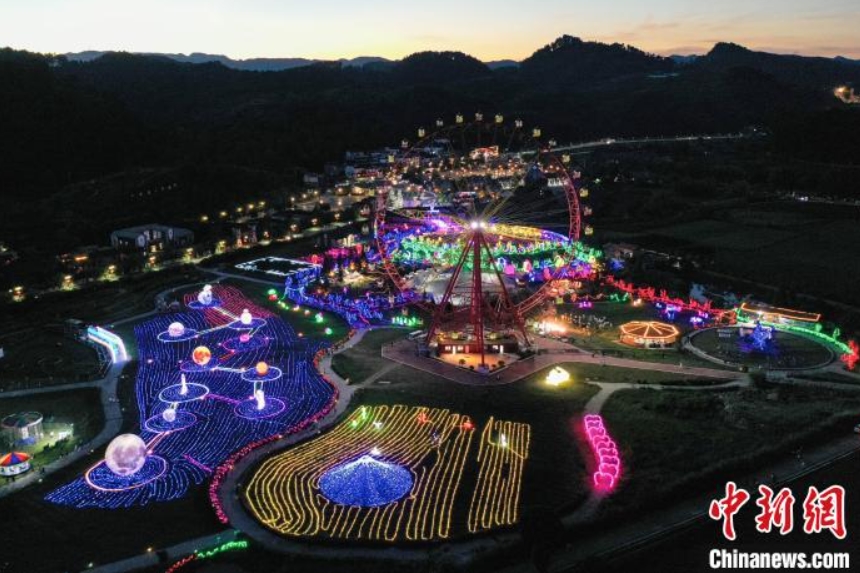 上空から撮影した金海雪山景勝地の「ファンタジー?ライトアップショー」（撮影?瞿宏倫）。