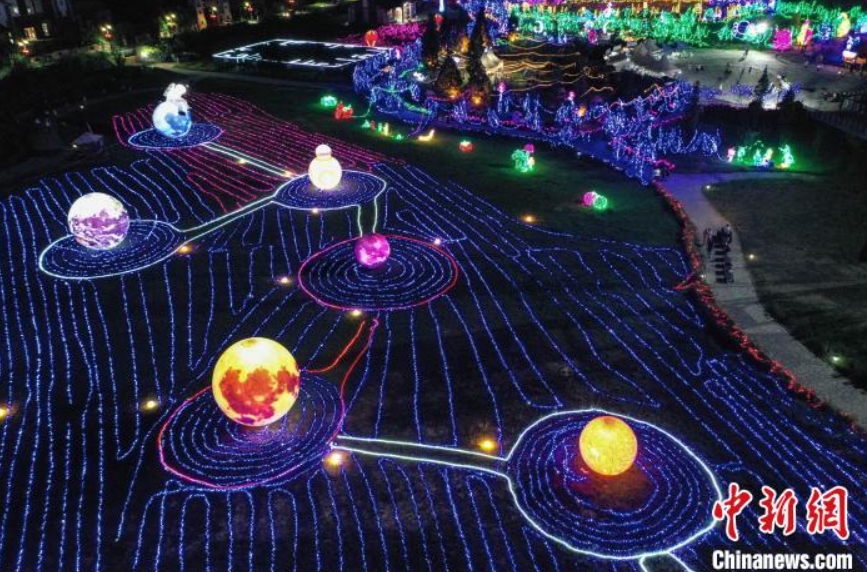 金海雪山景勝地で「ファンタジー?ライトアップショー」　貴州省貴定