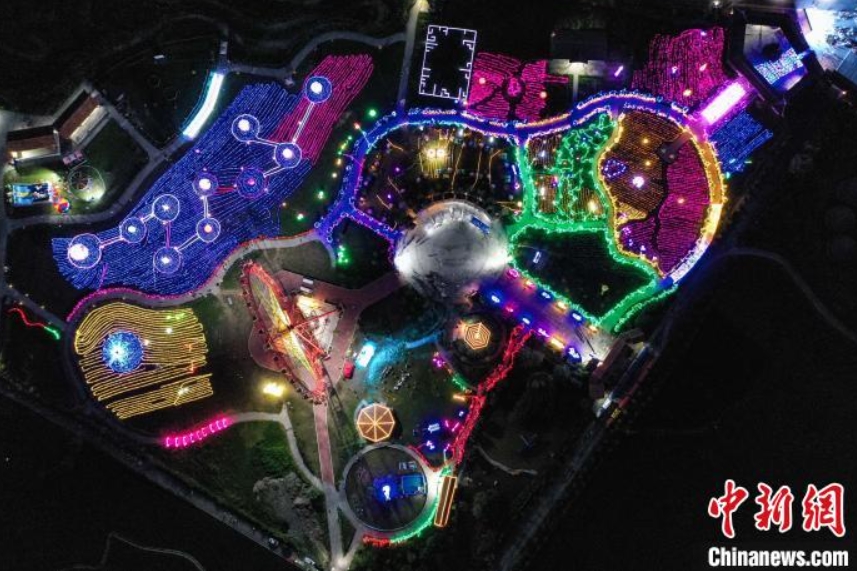金海雪山景勝地で「ファンタジー?ライトアップショー」　貴州省貴定