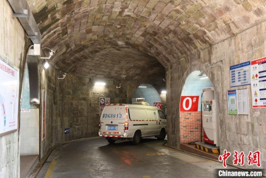 防空壕を改造したガソリンスタンドに入っていった自動車（撮影?周毅）。