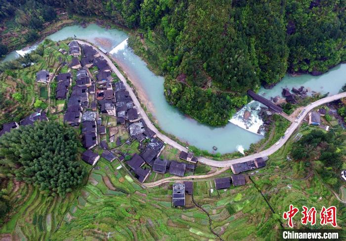 様々なデザインの木製屋根付橋　福建省寧徳