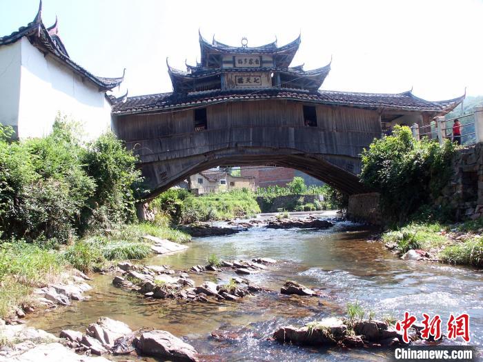 様々なデザインの木製屋根付橋　福建省寧徳