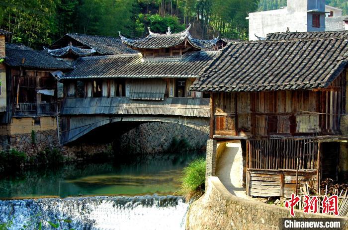 様々なデザインの木製屋根付橋　福建省寧徳