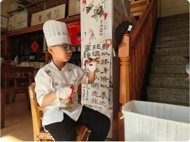 麺を伸ばす手際はプロ並み？11歳の男の子が話題に　浙江省