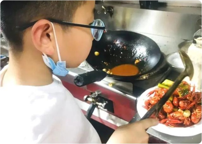 麺を伸ばす手際はプロ並み？11歳の男の子が話題に　浙江省