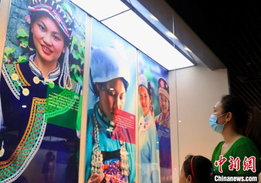 艶やかな色合いの刺繍が美しい！広西貴港で「民族服飾文化展」