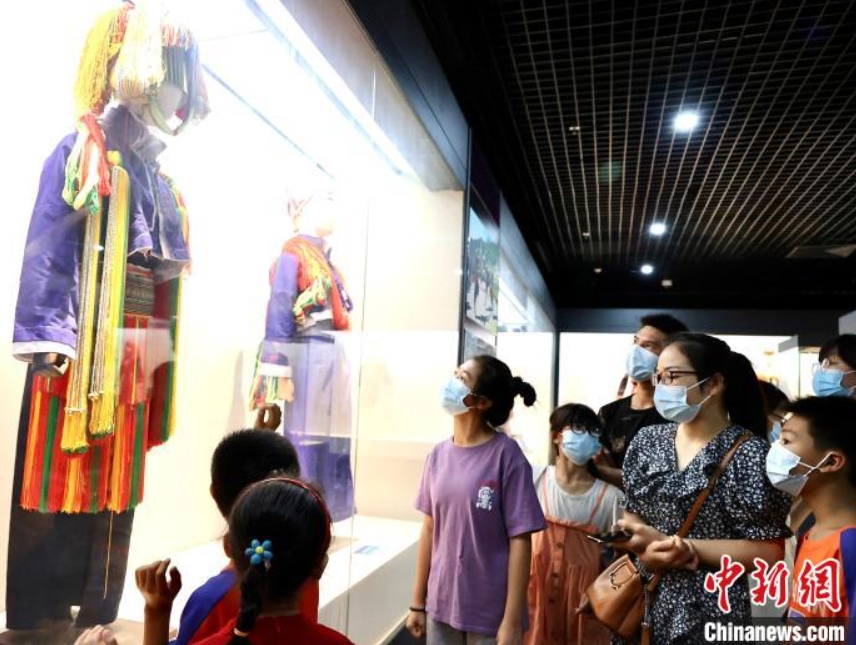 広西民族服飾文化展の會場（撮影?羅英）。