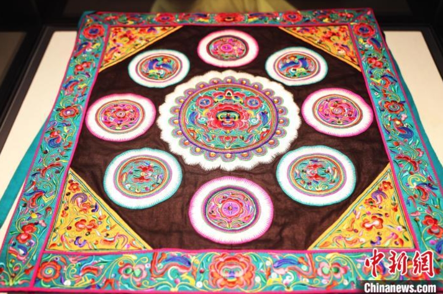 艶やかな色合いの刺繍が美しい！広西貴港で「民族服飾文化展」