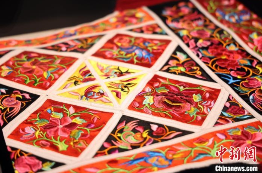 艶やかな色合いの刺繍が美しい！広西貴港で「民族服飾文化展」