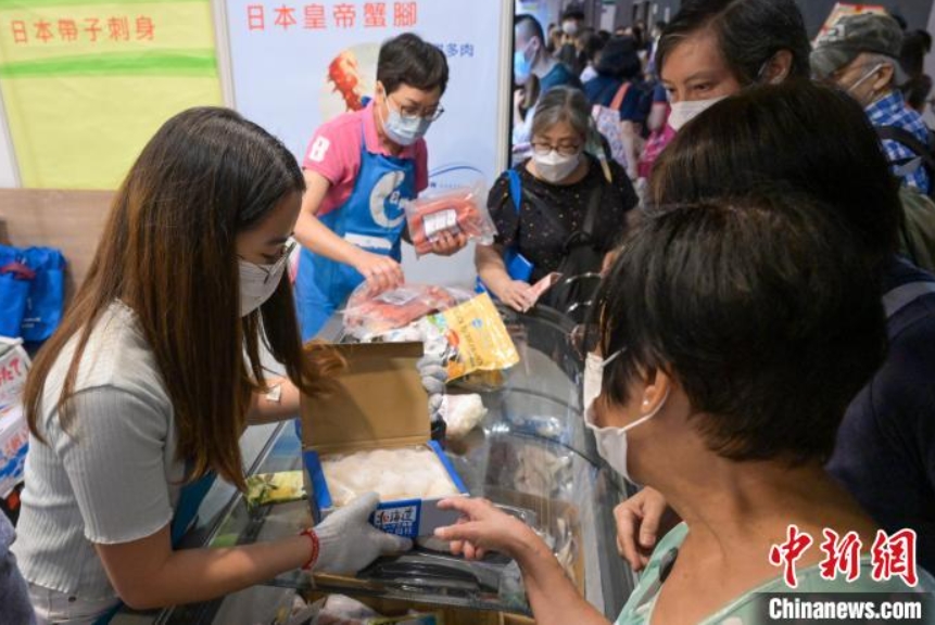 「香港フードエキスポ」開(kāi)幕　優(yōu)待価格商品を買い求めようと集まる市民